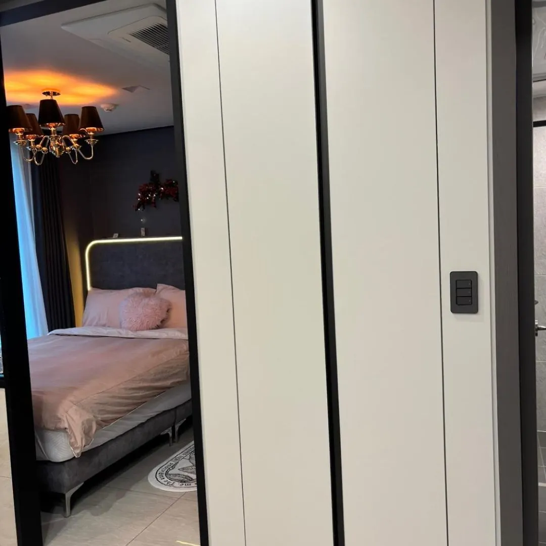 1 Minute To The Beach! Free Parking! Sauna And Gym Busan Apartment