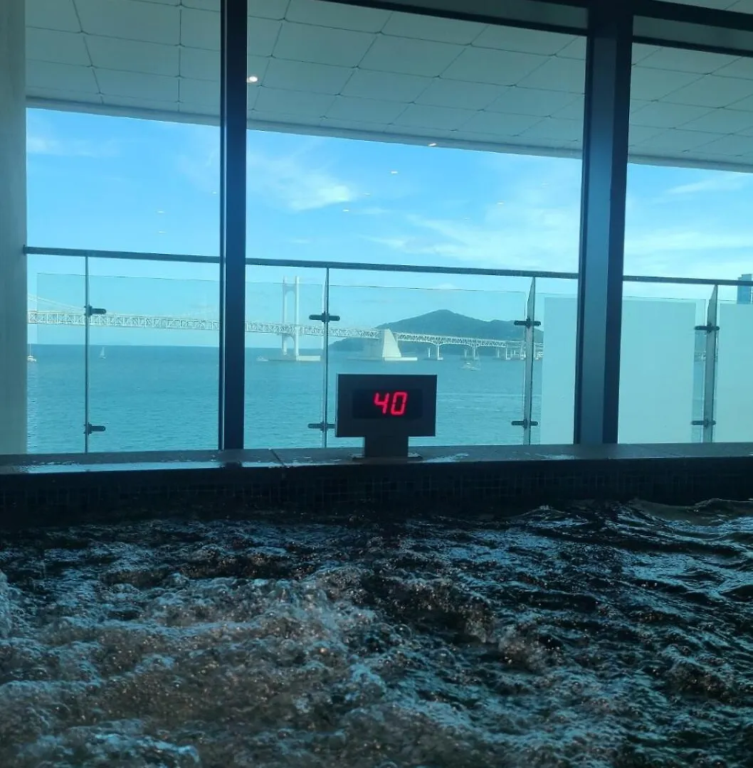 1 Minute To The Beach! Free Parking! Sauna And Gym Busan Apartment