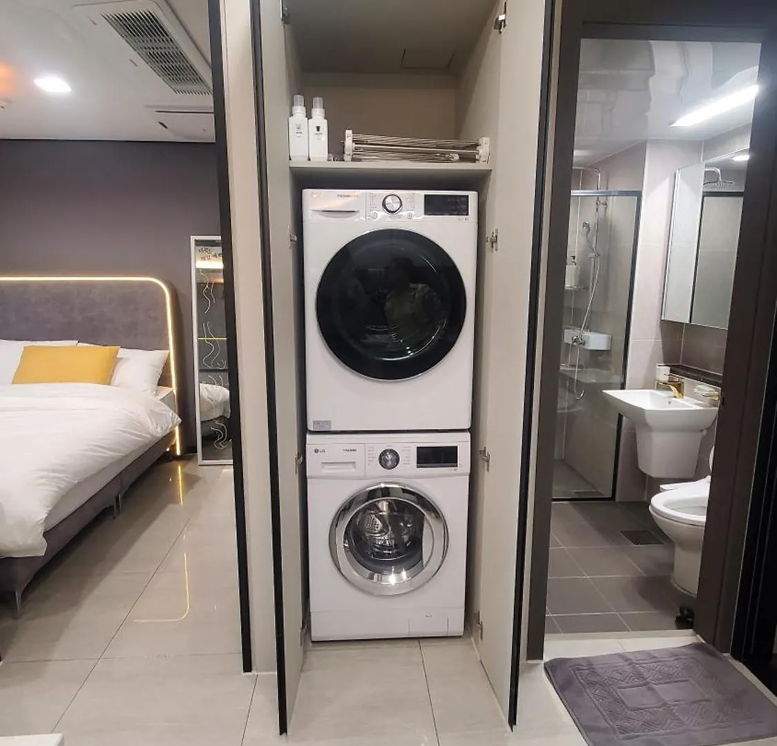 1 Minute To The Beach! Free Parking! Sauna And Gym Busan
