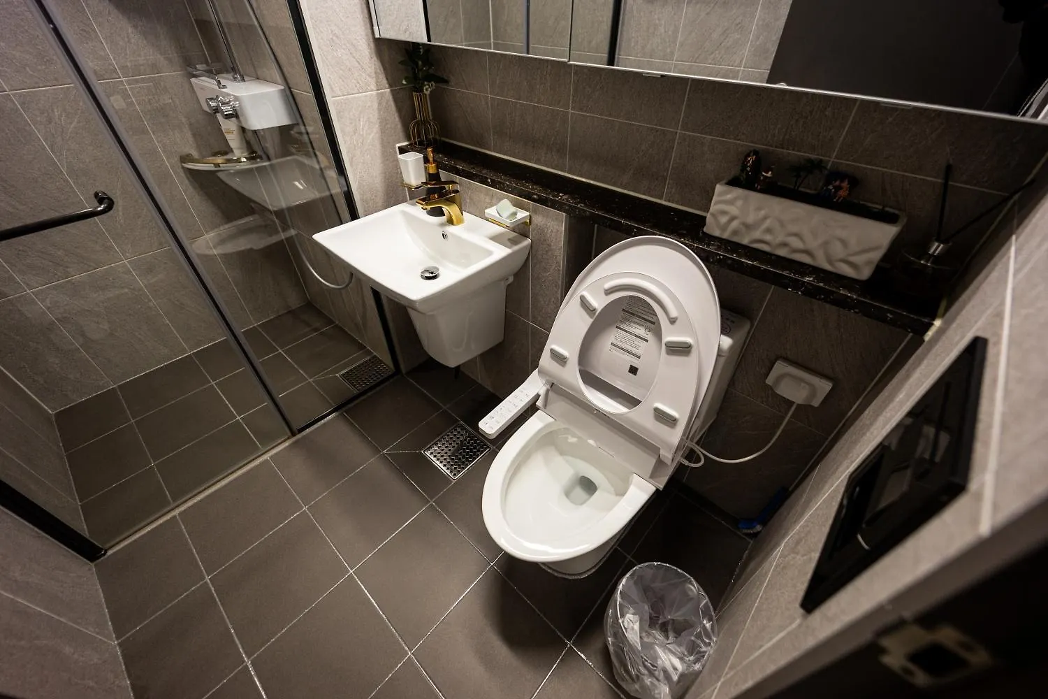 1 Minute To The Beach! Free Parking! Sauna And Gym Busan