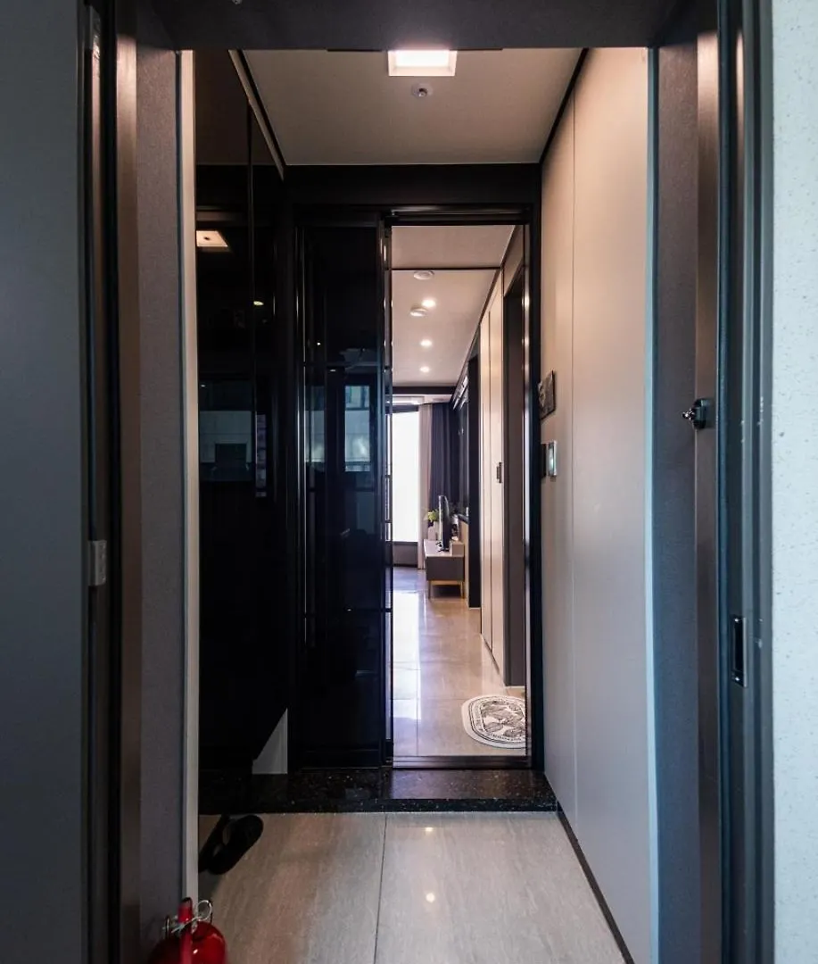 1 Minute To The Beach! Free Parking! Sauna And Gym Busan Apartment