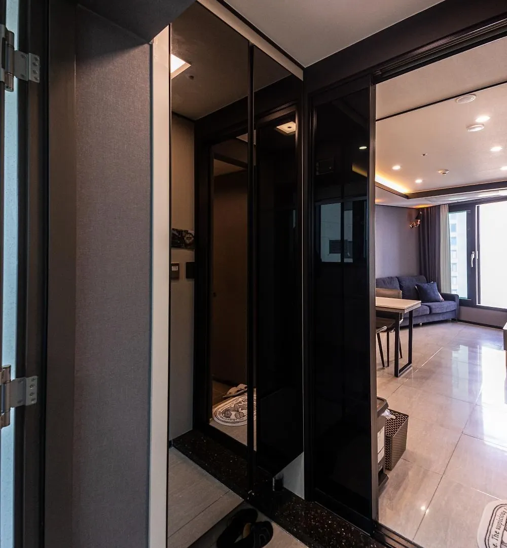 1 Minute To The Beach! Free Parking! Sauna And Gym Busan