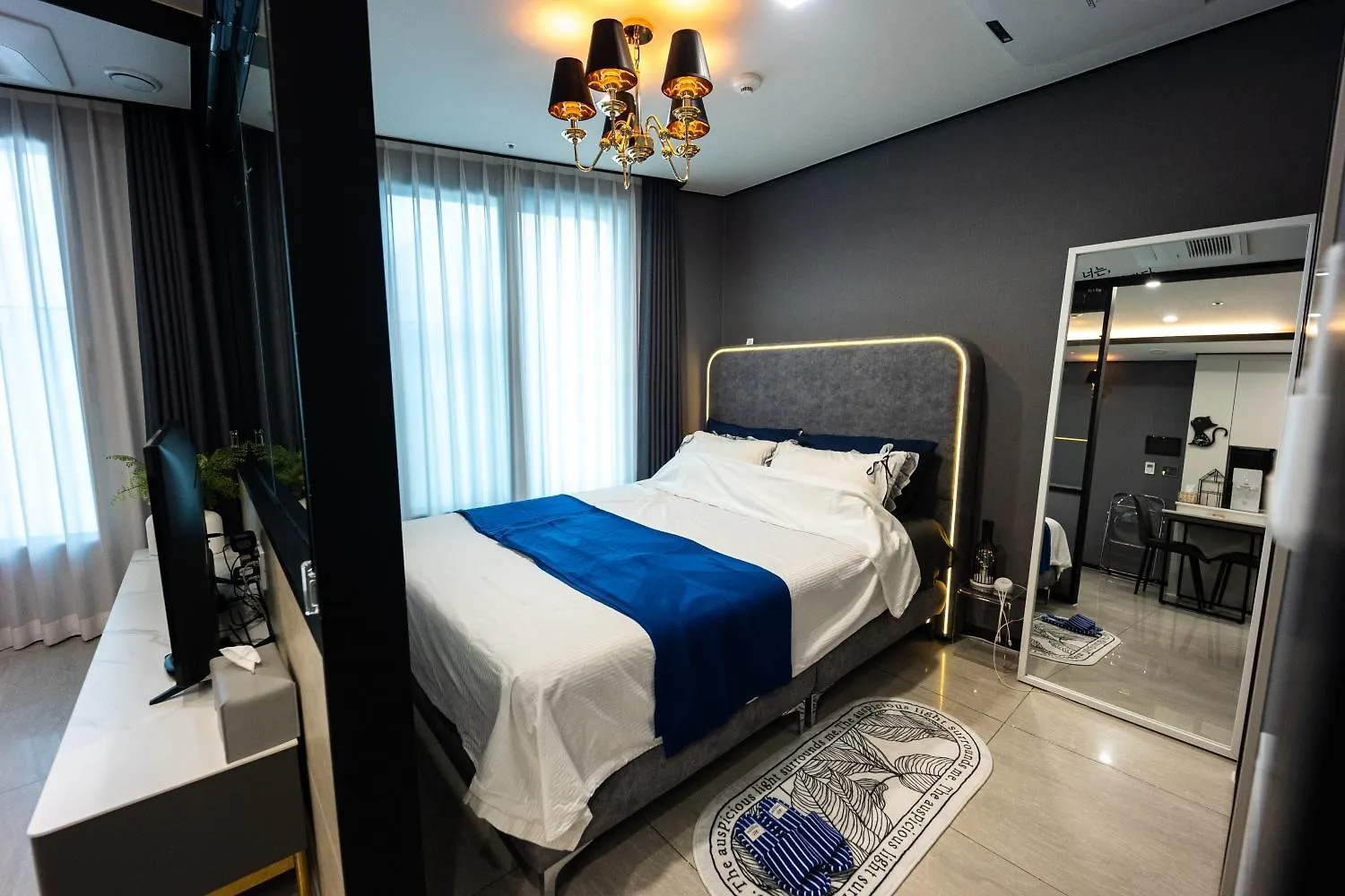 1 Minute To The Beach! Free Parking! Sauna And Gym Busan Apartment