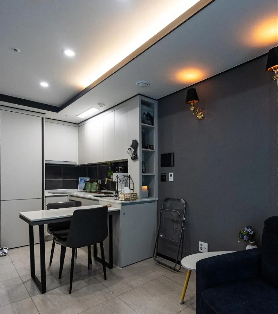 1 Minute To The Beach! Free Parking! Sauna And Gym Busan