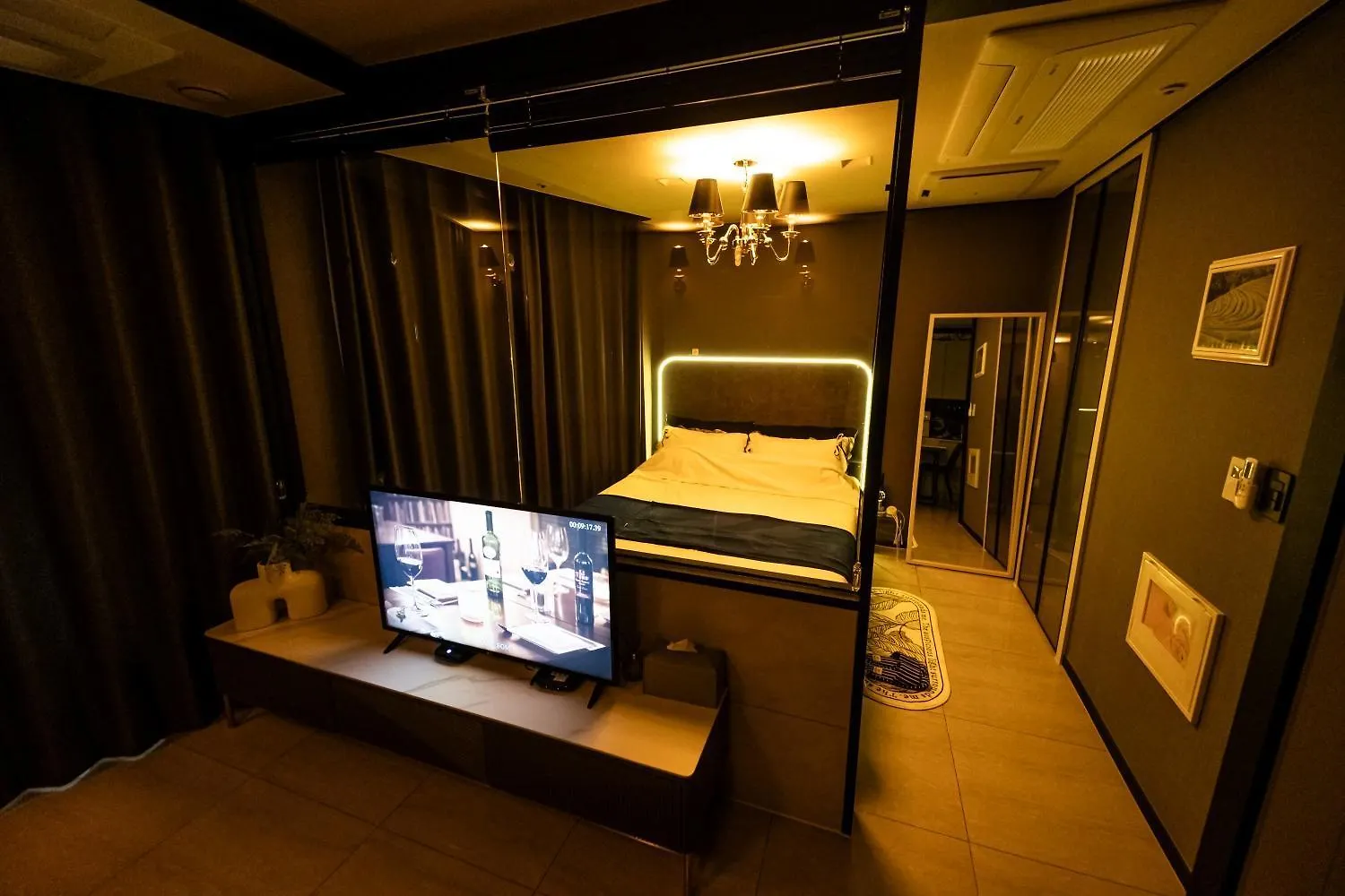 1 Minute To The Beach! Free Parking! Sauna And Gym Busan Apartment